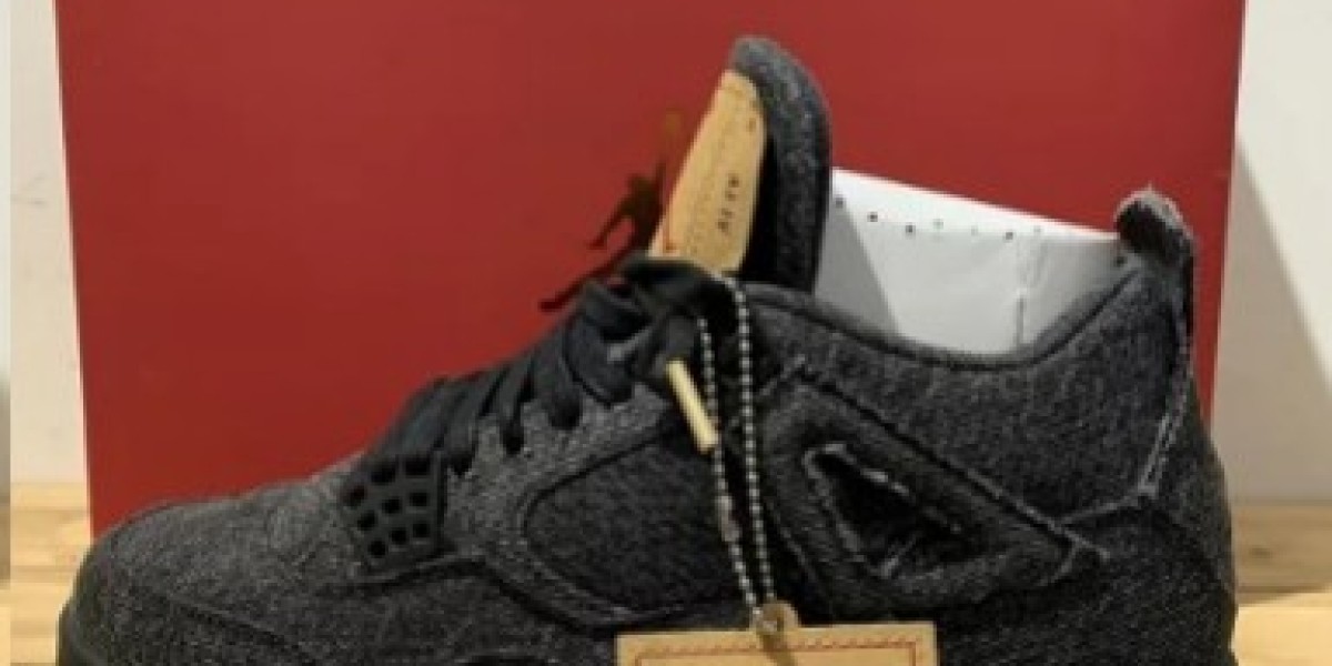 Air Jordan 4 Black: Ajaton lenkkari Sneakerheadille